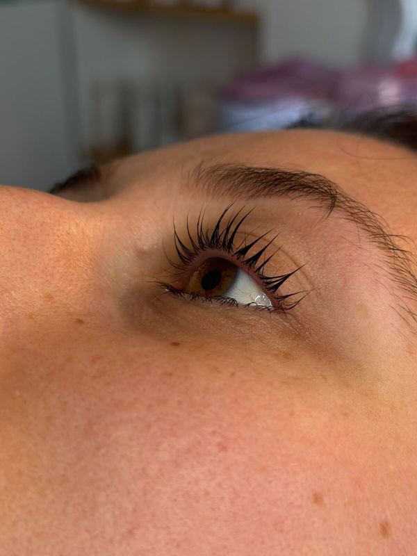 Rehaussement de cils, regard ouvert