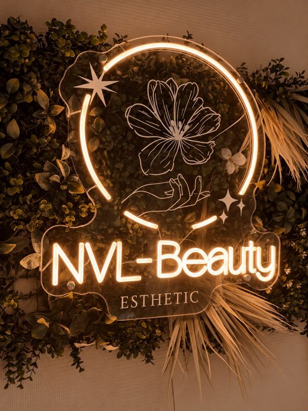 L'enseigne lumineuse NVL Beauty sur le mur végétal