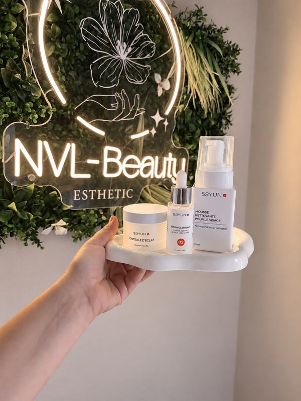 Capsules d’éclat, sérum clarifiant et mousse nettoyante Soyun devant l’enseigne NVL Beauty