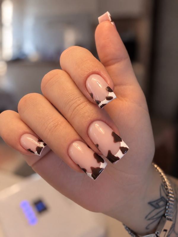 Ongles carrés nude, french et motifs noirs