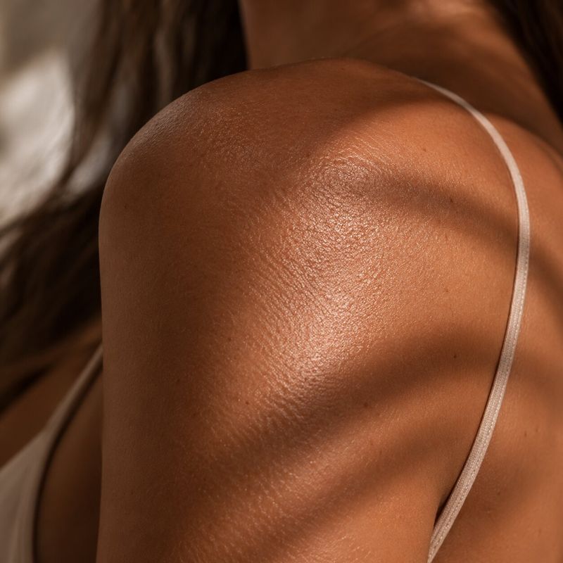 Peau hâlée après un spray tan